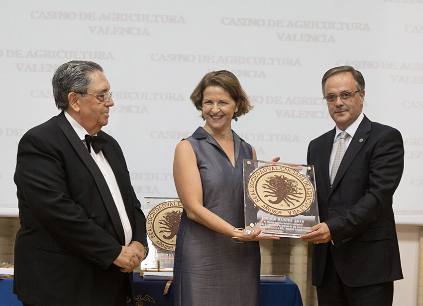 Alberto San Bautista recoge el Premio de manos de la Consellera de Agricultura 